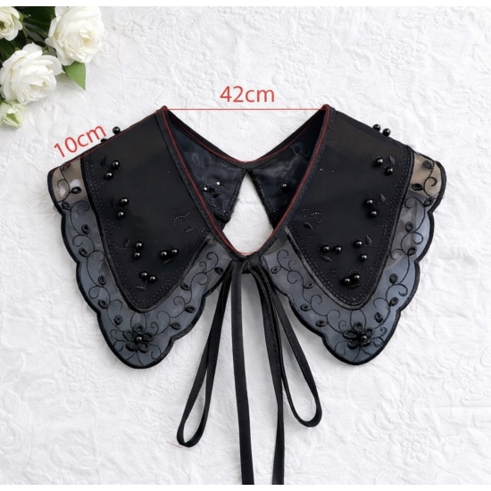 Czarny kołnierzyk z tiulu z perełkami i wiązaniem – modowy detal do stylizacji.